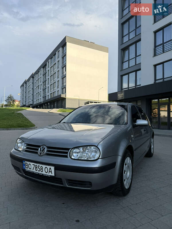Хетчбек Volkswagen Golf 2003 в 