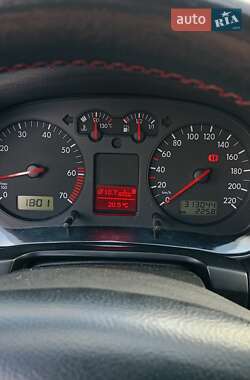 Хэтчбек Volkswagen Golf 2001 в 