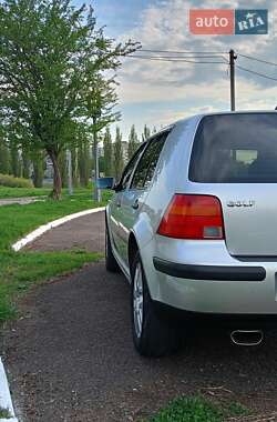 Хэтчбек Volkswagen Golf 2001 в 