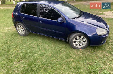 Хэтчбек Volkswagen Golf 2005 в 