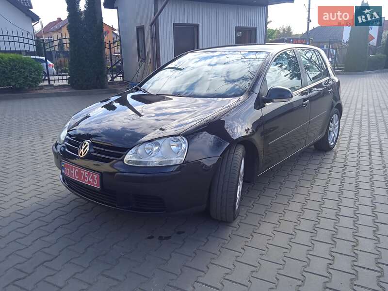 Хэтчбек Volkswagen Golf 2005 в 