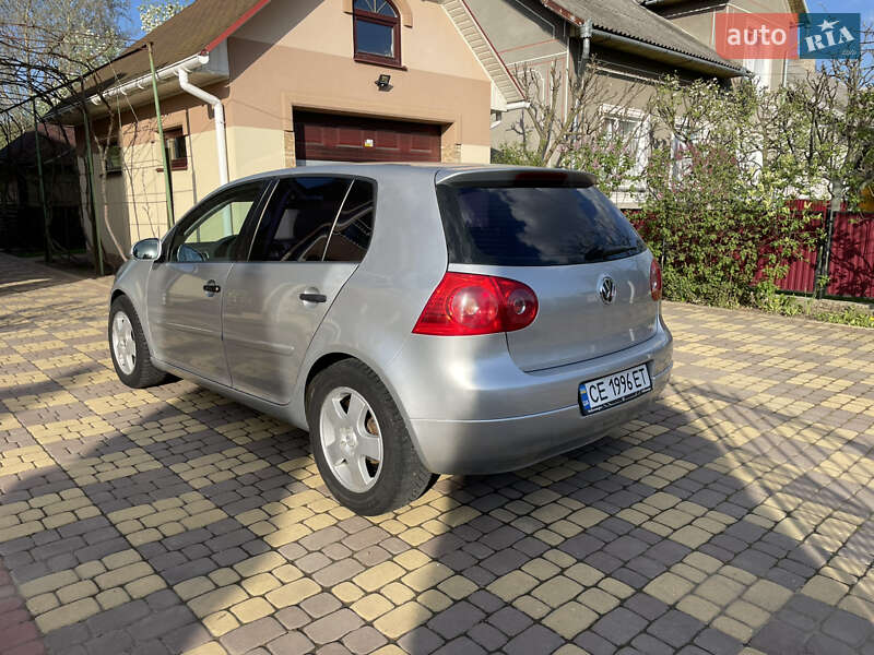 Хетчбек Volkswagen Golf 2005 в Чернівцях