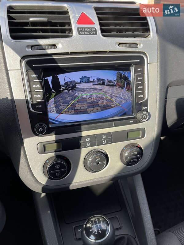 Хетчбек Volkswagen Golf 2005 в Чернівцях