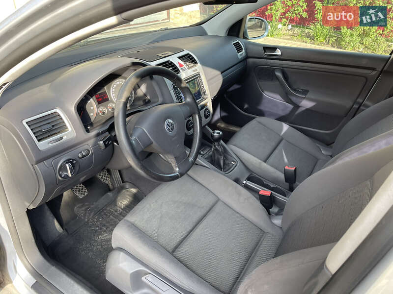 Хетчбек Volkswagen Golf 2005 в Чернівцях