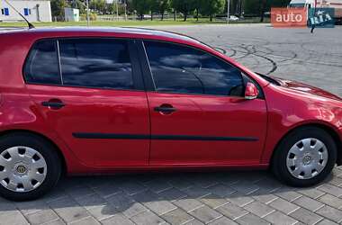 Хэтчбек Volkswagen Golf 2005 в 