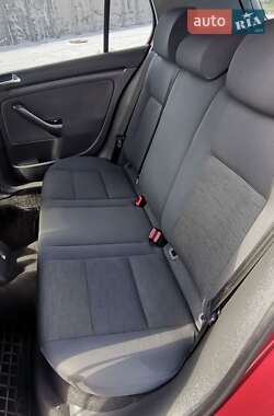 Хэтчбек Volkswagen Golf 2005 в 