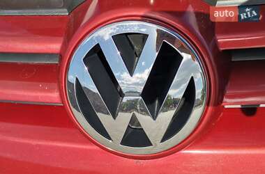 Хэтчбек Volkswagen Golf 2005 в 