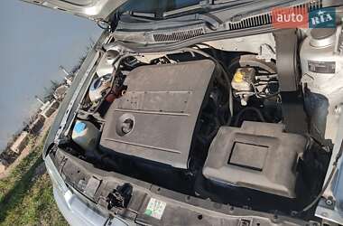 Хэтчбек Volkswagen Golf 2003 в 