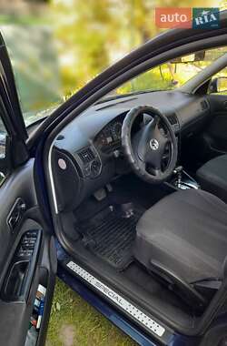 Хетчбек Volkswagen Golf 2002 в 