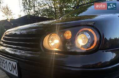 Хэтчбек Volkswagen Golf 1999 в 