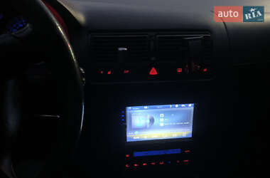 Хетчбек Volkswagen Golf 2003 в 