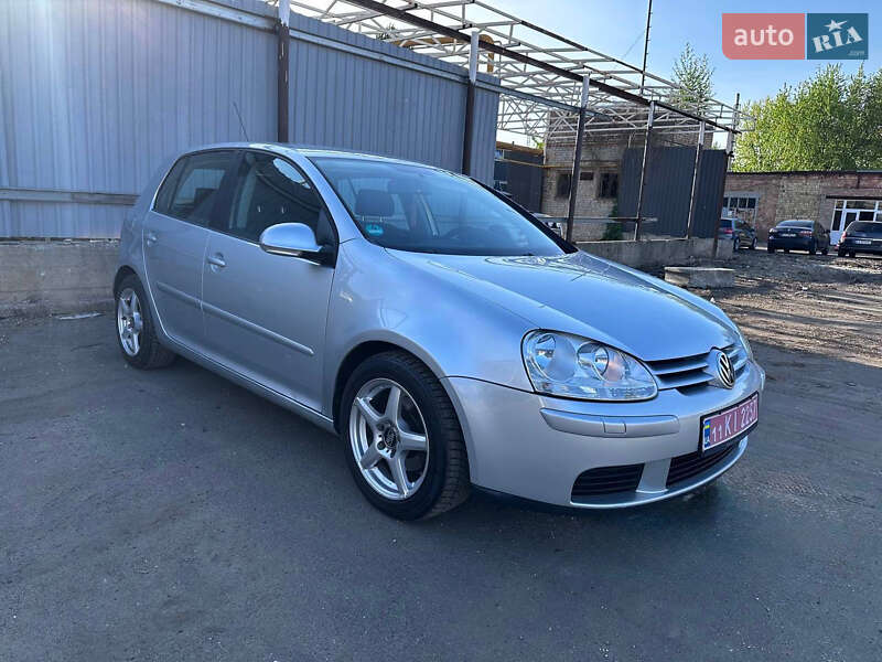 Хэтчбек Volkswagen Golf 2005 в 