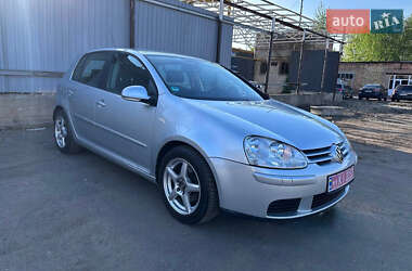 Хэтчбек Volkswagen Golf 2005 в 
