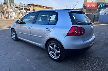 Хэтчбек Volkswagen Golf 2005 в 