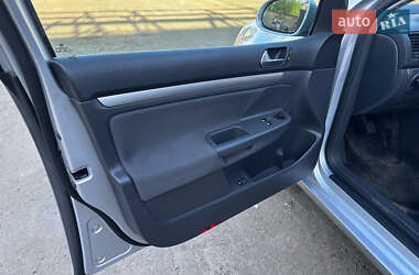 Хэтчбек Volkswagen Golf 2005 в 