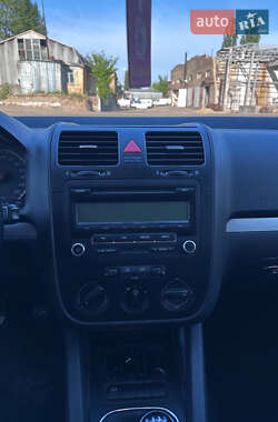 Хэтчбек Volkswagen Golf 2005 в 