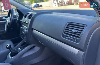 Хэтчбек Volkswagen Golf 2005 в 