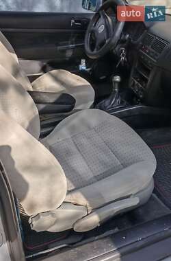 Хетчбек Volkswagen Golf 1999 в 
