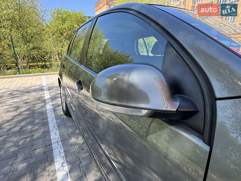 Хетчбек Volkswagen Golf 2004 в Хмельницькому