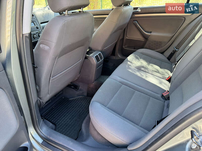 Хетчбек Volkswagen Golf 2004 в Хмельницькому