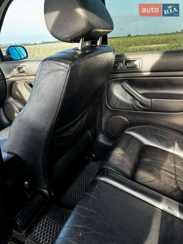 Хетчбек Volkswagen Golf 2001 в Краснограді