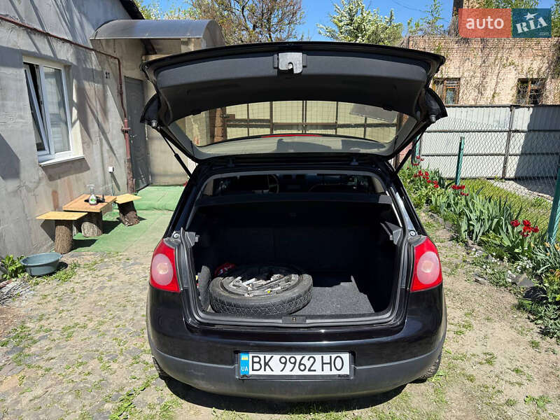 Хетчбек Volkswagen Golf 2004 в Рівному