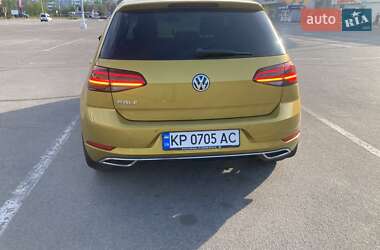 Хетчбек Volkswagen Golf 2018 в 