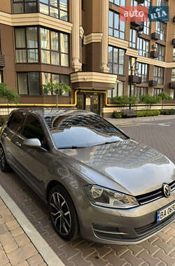 Хетчбек Volkswagen Golf 2013 в 