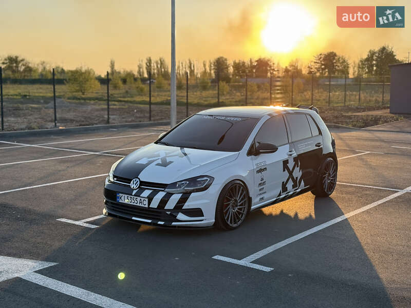 Хетчбек Volkswagen Golf 2017 в 