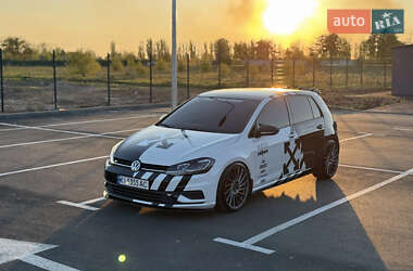 Хетчбек Volkswagen Golf 2017 в 