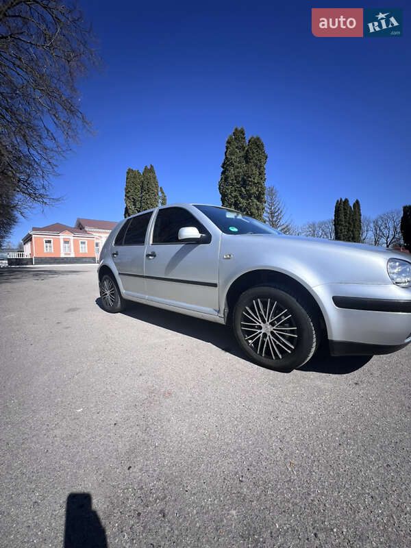 Хэтчбек Volkswagen Golf 2002 в Хмельнике
