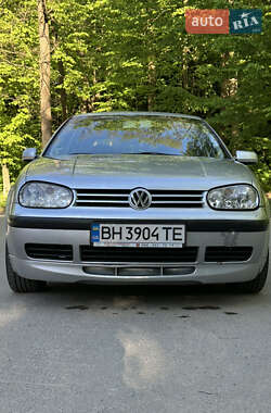 Хэтчбек Volkswagen Golf 2001 в 