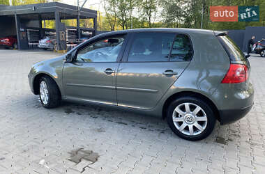 Хэтчбек Volkswagen Golf 2004 в 