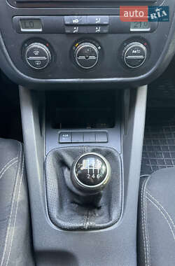 Хетчбек Volkswagen Golf 2004 в 