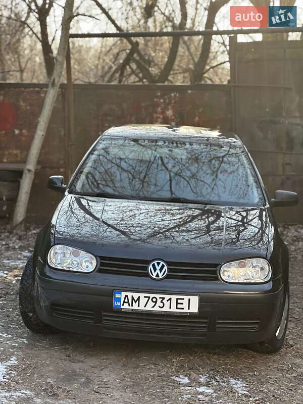 Хэтчбек Volkswagen Golf 1999 в 
