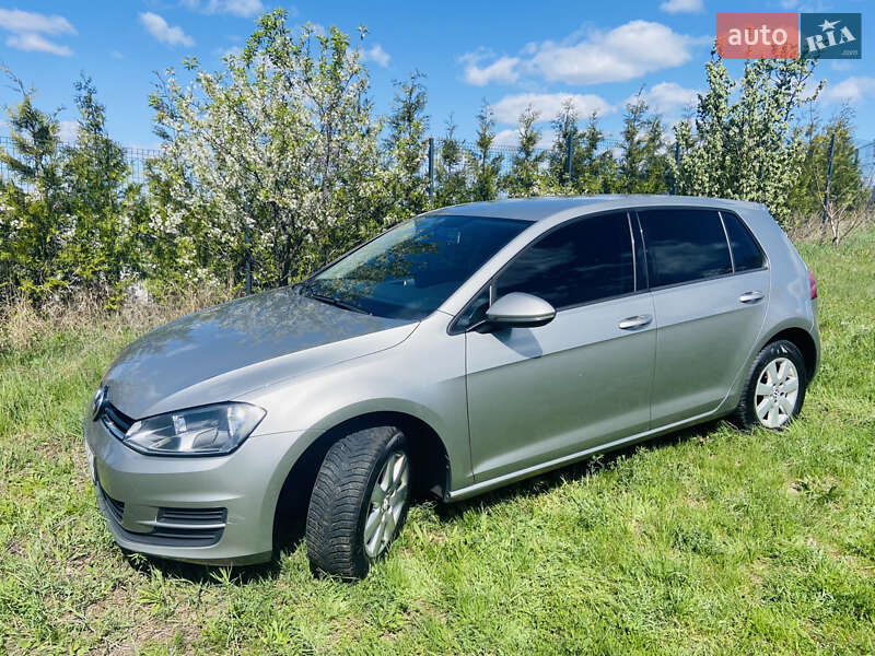 Хэтчбек Volkswagen Golf 2015 в Киеве