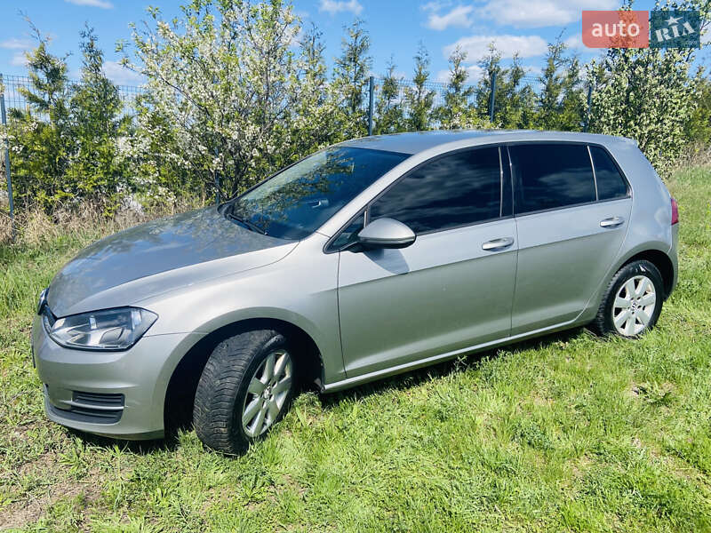 Хэтчбек Volkswagen Golf 2015 в Киеве