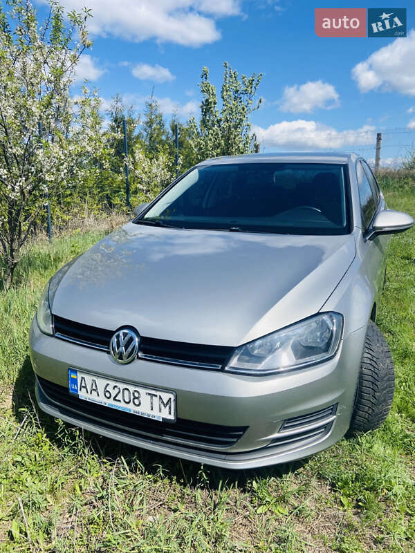 Хэтчбек Volkswagen Golf 2015 в Киеве