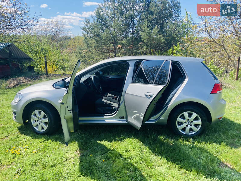 Хэтчбек Volkswagen Golf 2015 в Киеве