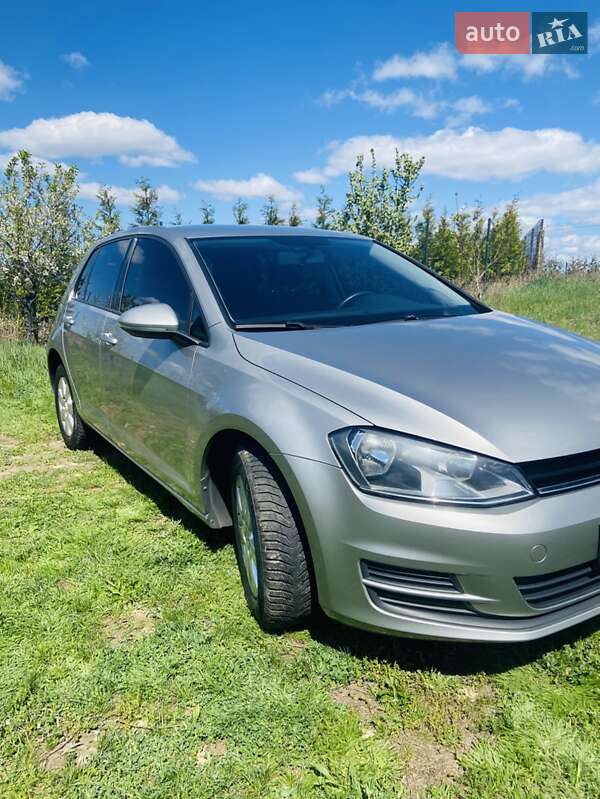 Хэтчбек Volkswagen Golf 2015 в Киеве