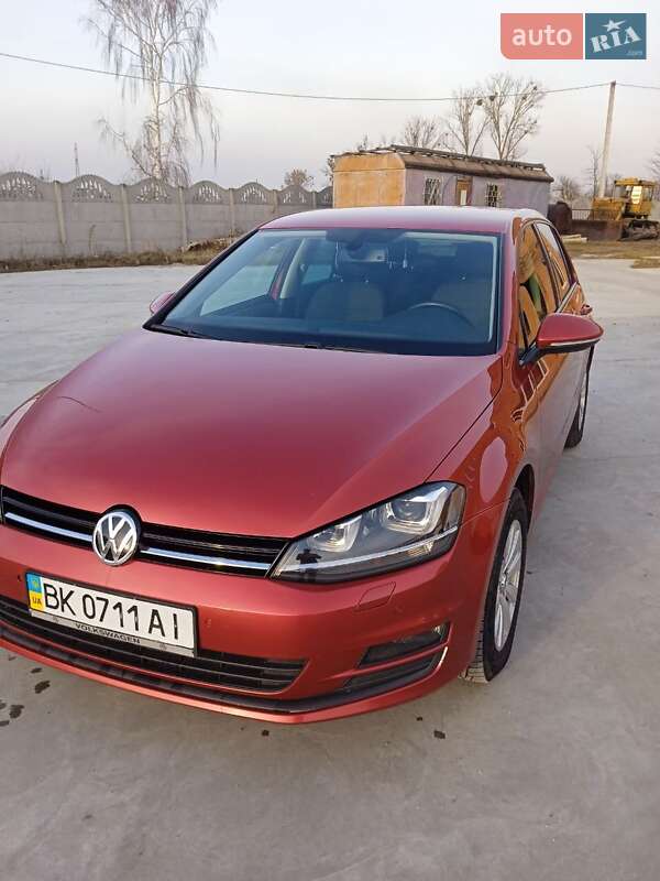 Хэтчбек Volkswagen Golf 2015 в Дубровице