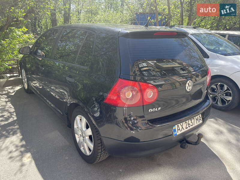 Хетчбек Volkswagen Golf 2005 в Києві