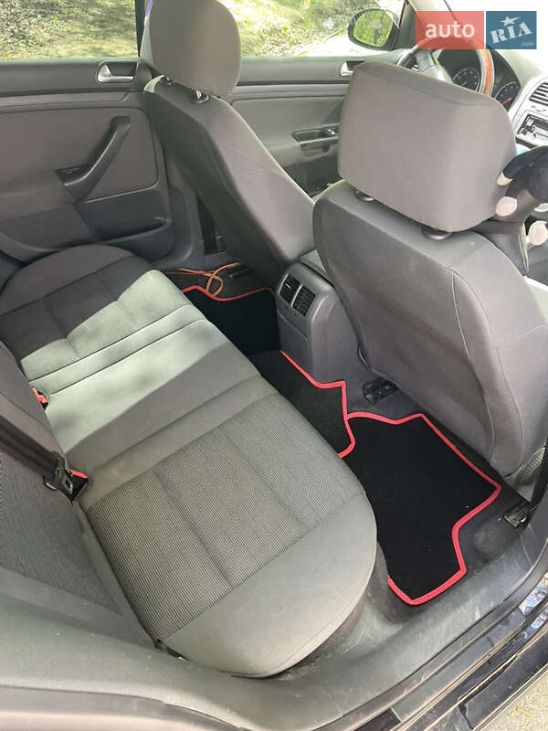 Хетчбек Volkswagen Golf 2005 в Києві