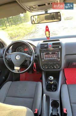 Хетчбек Volkswagen Golf 2004 в 