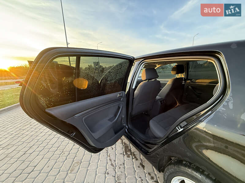 Хетчбек Volkswagen Golf 2005 в Городку