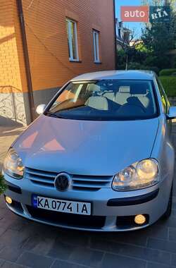 Хэтчбек Volkswagen Golf 2005 в 
