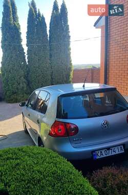 Хэтчбек Volkswagen Golf 2005 в 