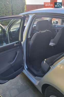 Хэтчбек Volkswagen Golf 2005 в 