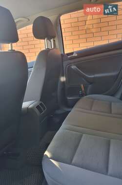 Хэтчбек Volkswagen Golf 2005 в 