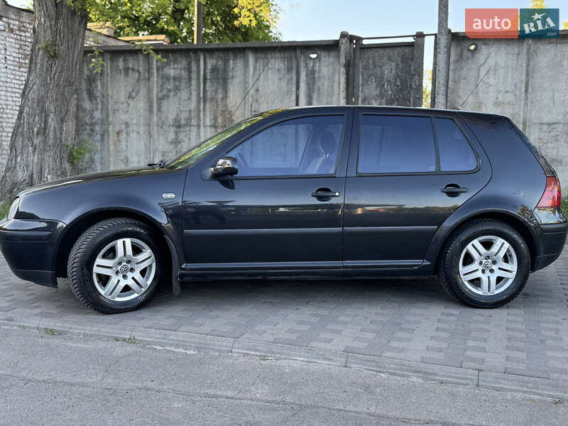 Хетчбек Volkswagen Golf 2001 в 